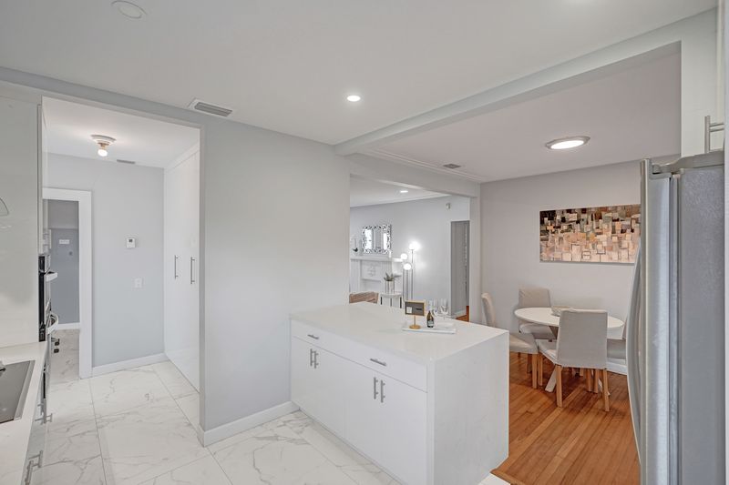 Kitchen island with a view to the dining area