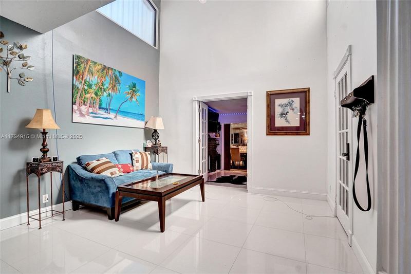 Sitting room with a high ceiling