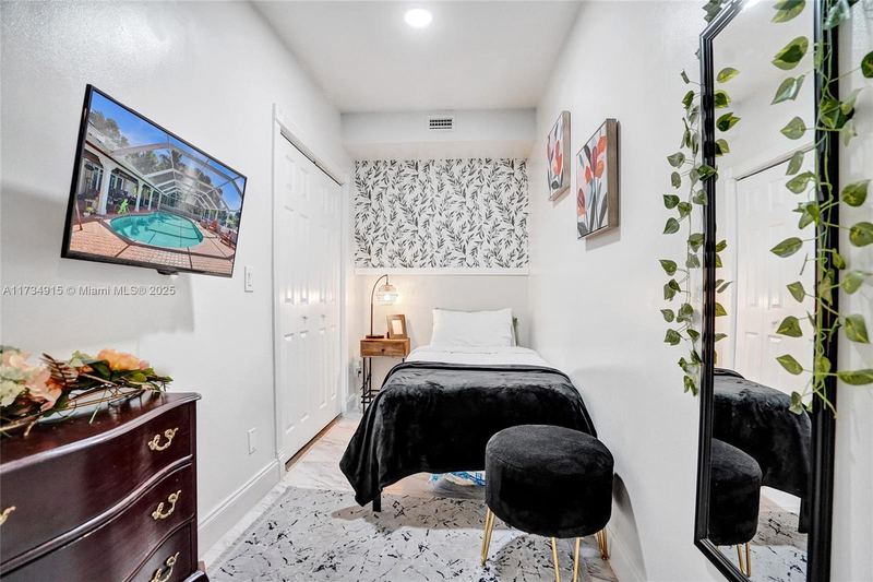 Bedroom with a daybed