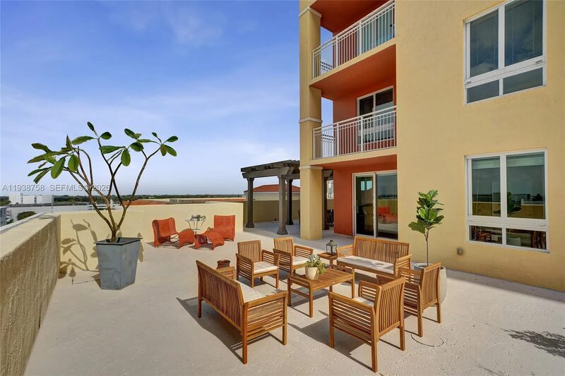 Resort-style pool at Toscano Condominium, Miami
